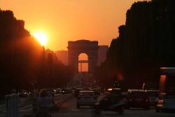 800px-Arc_de_Triomphe_(Paris)_-_Sunset_-_2008-05-06-19-56-02.jpg