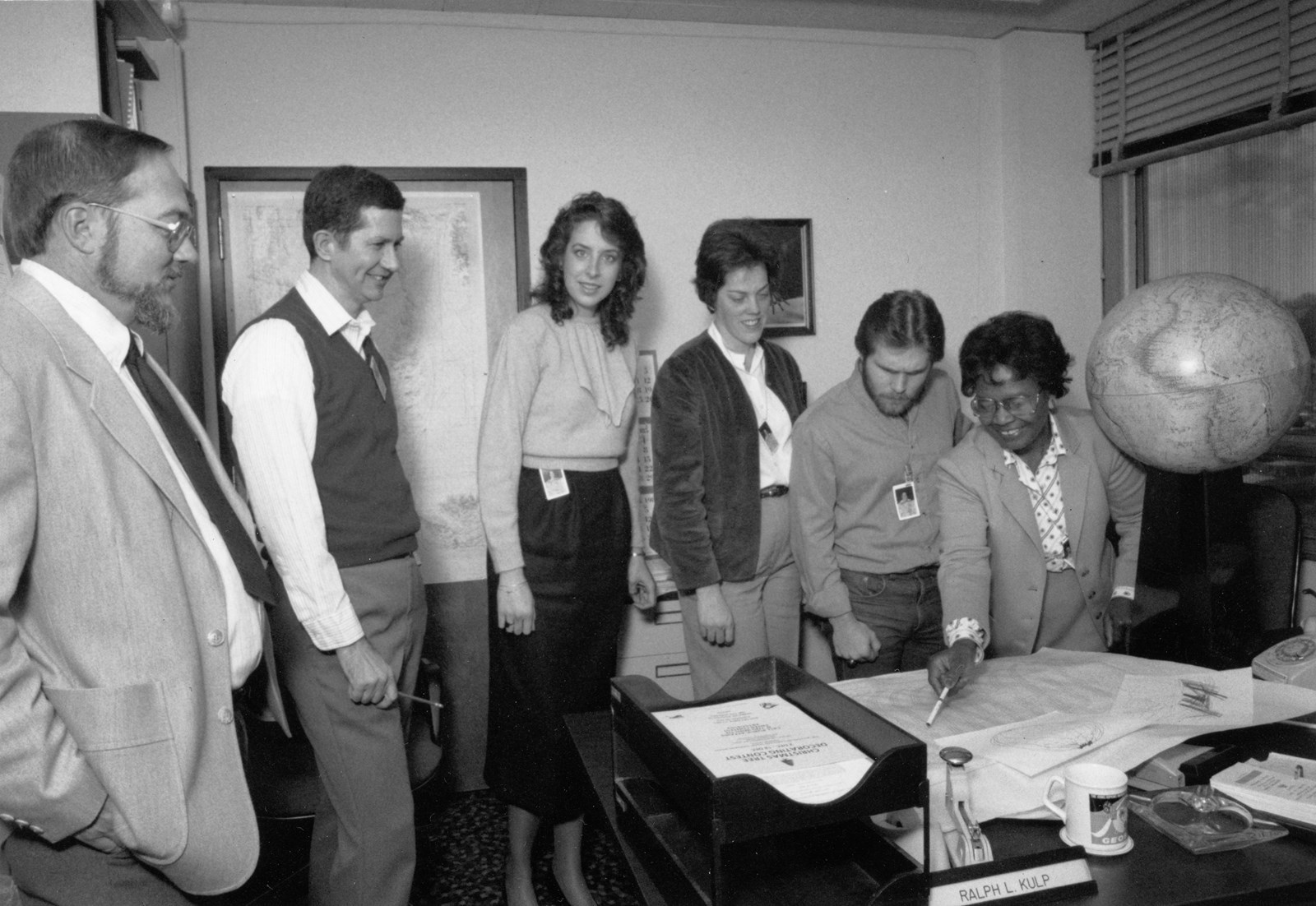 Dr-Gladys-West-(far-right)-and-colleagues-working-on-satellite-geodesy-at-Dahlgren-in-the-1980s-US-Navy