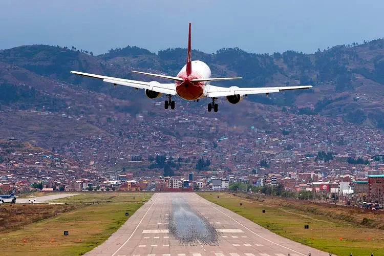 Challenging approach at Cusco Airport; Image courtesy Ynsalh (CC BY-SA 4.0)