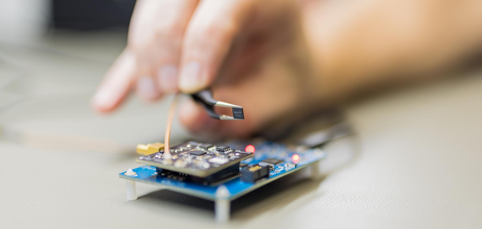 qlx3gx-chip-help-with-forceps-zoomed-out_0