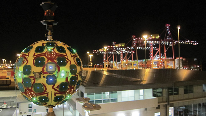 Locata_VRay_(at_night)_at_Brisbane_Container_Terminal_(Hi-rez_Original)